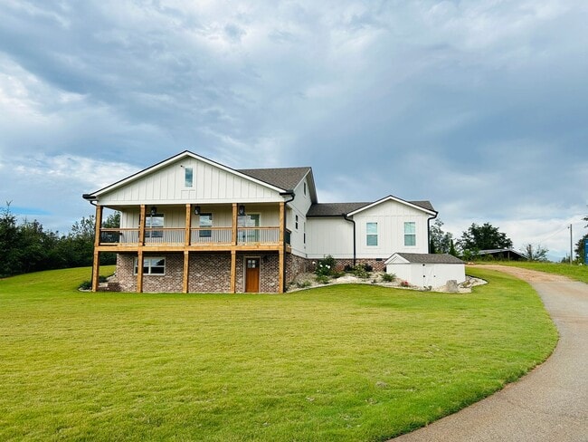 Photo - Stunning 4 bedroom 2.5 bath near Downtown Newnan! Must see!