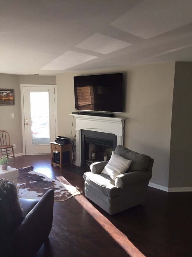 living room - 605 Admiral Dr Unit 205
