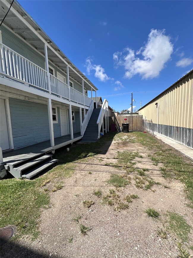 Building Photo - 910 37th St