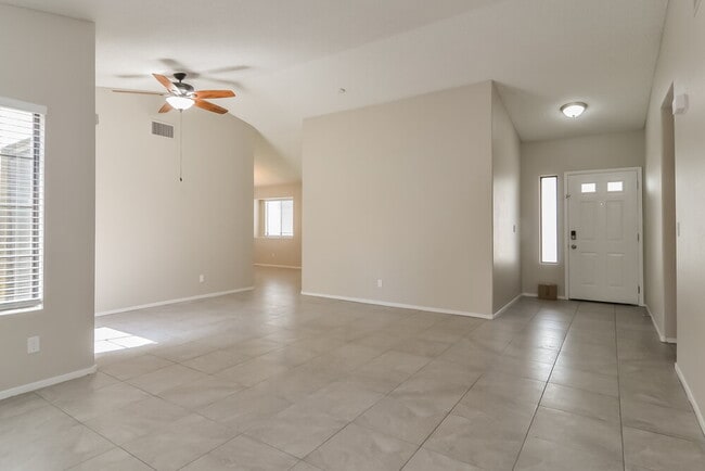 Photo - 2058 Waverly Cir