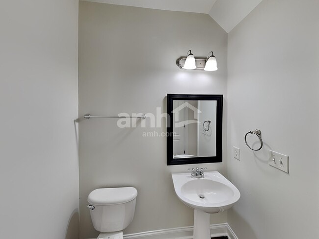 Photo - 1684 Woods Ln