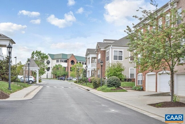 Building Photo - 985 Glenwood Station Ln