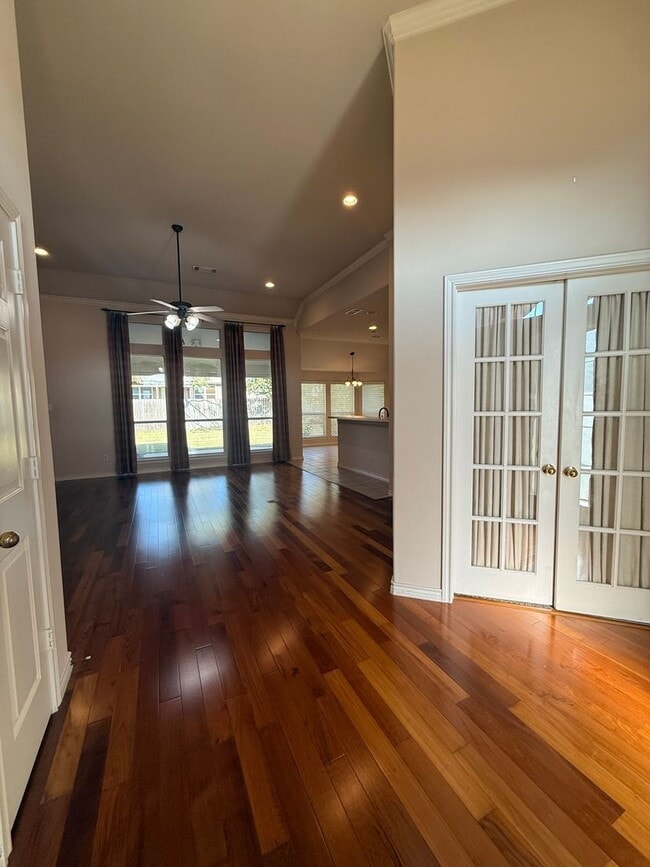 Photo - Home for the Holidays 4/2/2 with Fireplace - Wonderful YARD - Community Pool