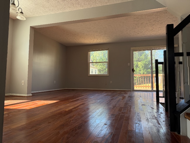 Photo - 102 Smoothleaf Ln