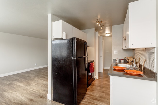 2BD, 1BA - 775 SF