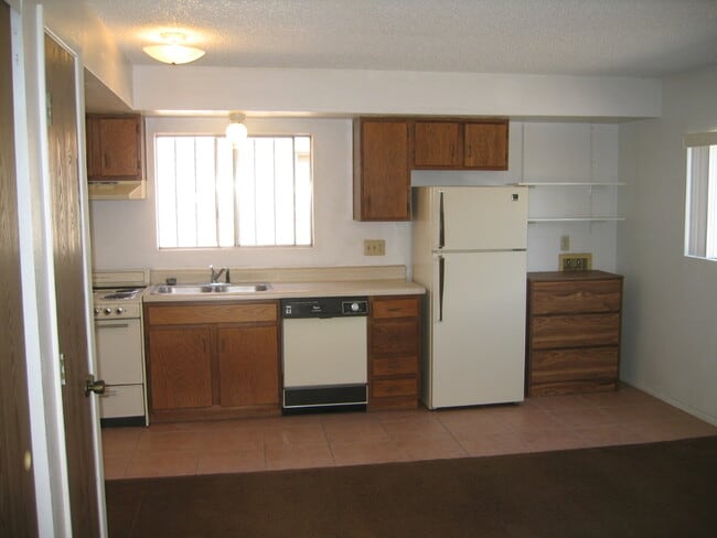 Building Photo - 1119 E 12th St Unit Studio