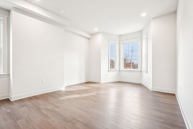 Photo - 472 Roxborough Ave