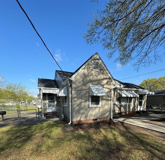221 Hutchinson St
