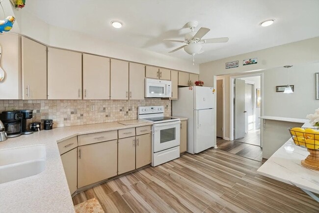 Photo - 1954 Wisteria Rd