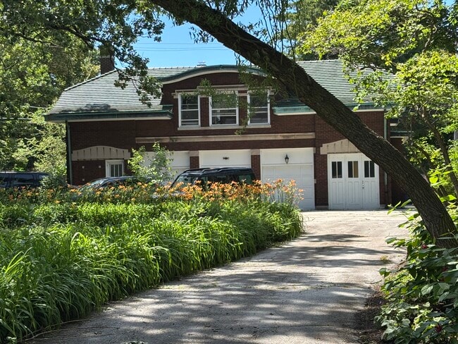 Building Photo - 1722 Judson Ave Unit Coach House