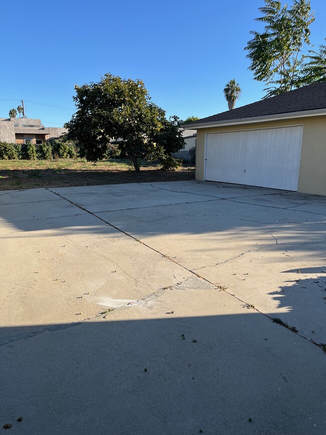 Detached 2-car garage - 11232 Greenlawn Ave House