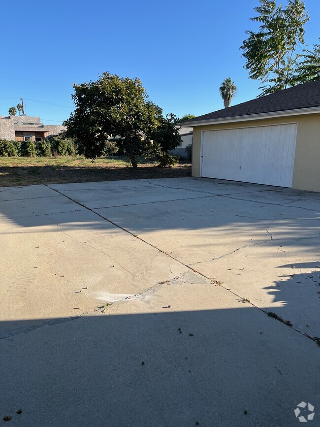 Detached 2-car garage - 11232 Greenlawn Ave Rental