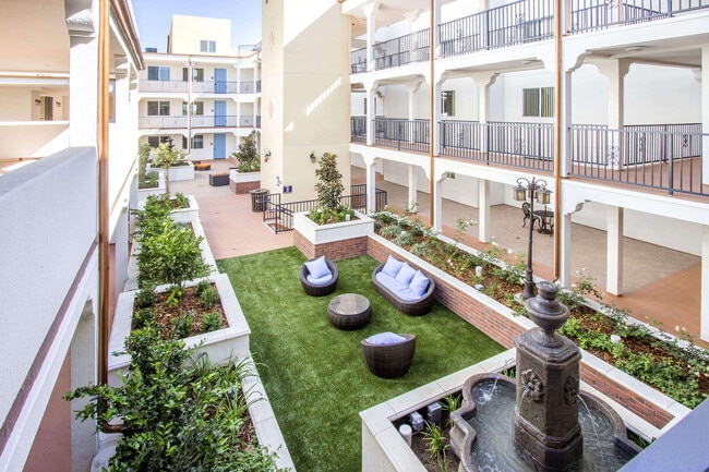 Le Blanc Apartments