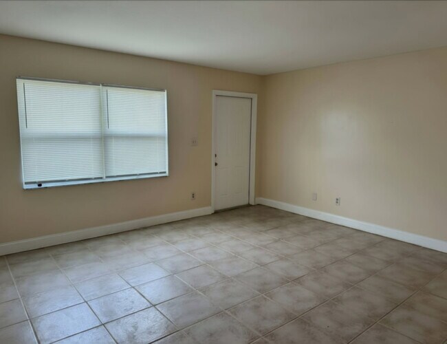 Living Room - 503 Mayflower Ln Unit A