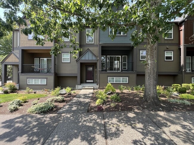 Building Photo - Distinctive 3-Story Tigard Townhouse with Stainless Steel Kitchen, Vaulted Ceilings & Attached 2-...
