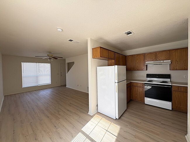 Photo - 2004 Monte Carlo Ln Unidad D