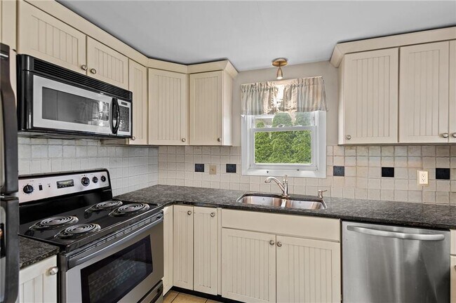 Photo - 75 Charlotte Dr