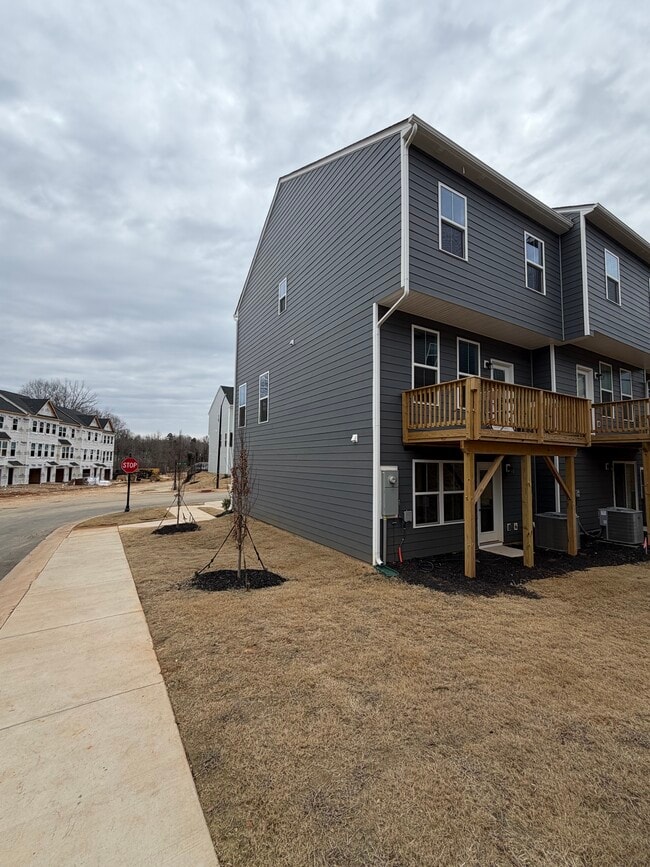 Photo - 2553 Ellen Ave