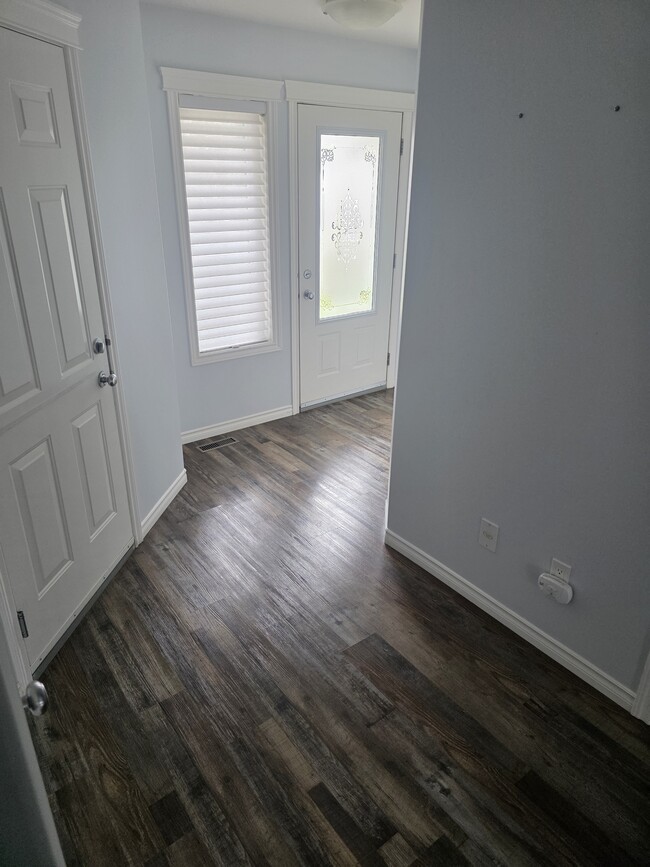 Photo - 445 Bayfield Crescent