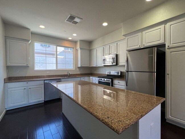 Photo - Gorgeous Tri-Level 3 bedroom 3.5 bath Town...