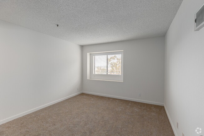 1BR, 1BA - 620SF - Bedroom