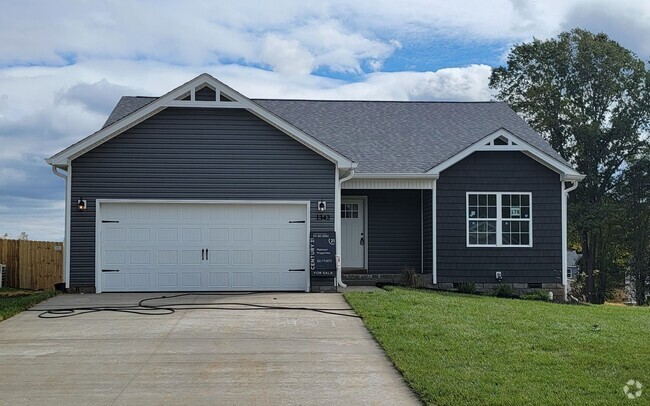 Building Photo - New Clarksville Home!