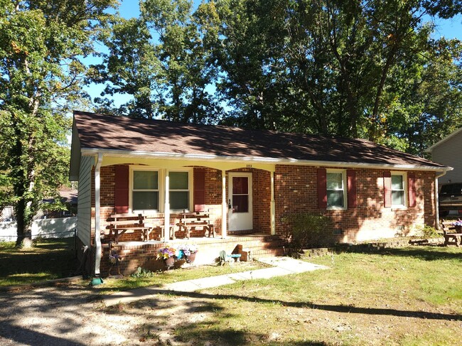 3 BR Brick Rancher - 3 BR Brick Rancher Apartment