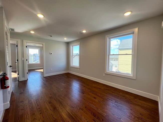 Building Photo - 48 Tuttle St Unit B