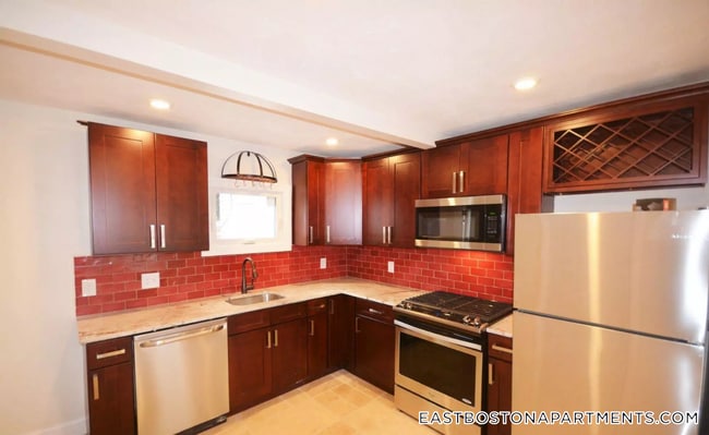 Building Photo - 130 Brooks St