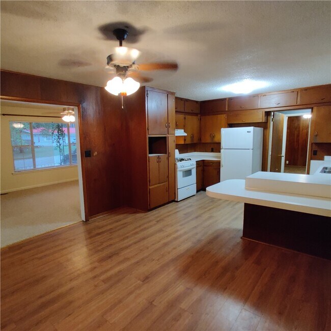 Photo - 1351 N Stephens Ave