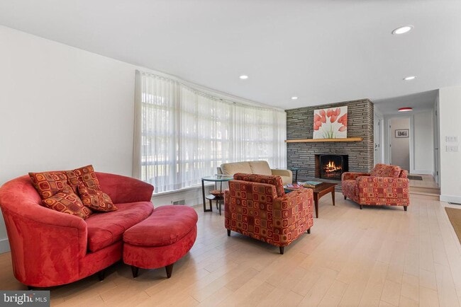 Photo - 418 School Ln
