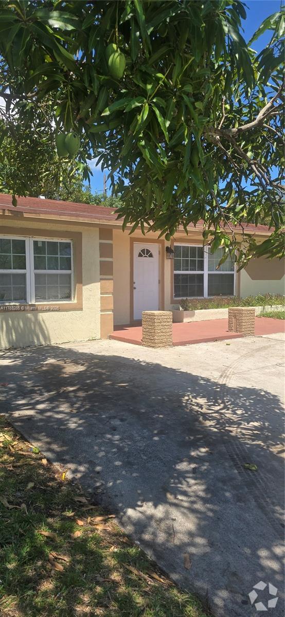 Building Photo - 621 SW 14th Pl Rental
