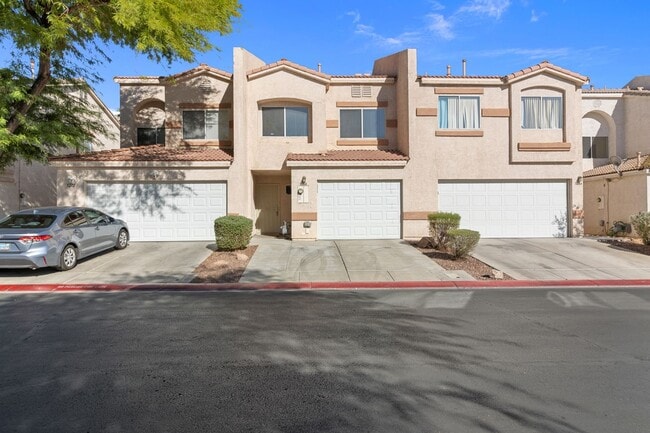 Building Photo - 3 Bedroom Townhouse!! in Gated Community!!...