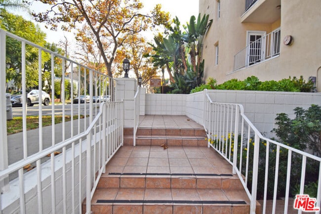 423 S Rexford Dr Unidad 102