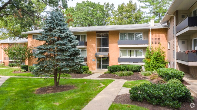 Building Photo - Laurel Pines