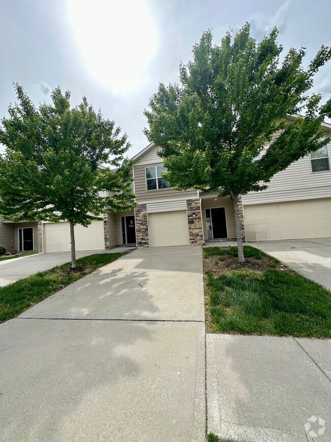 Building Photo - 3 Bed Townhome in Grain Valley