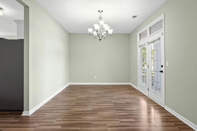 Photo - 206 Pimpernel St