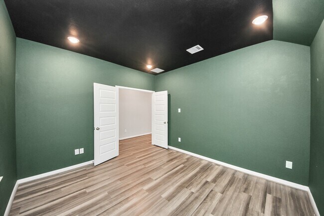 Photo - 518 Ellwood Terrace Ln