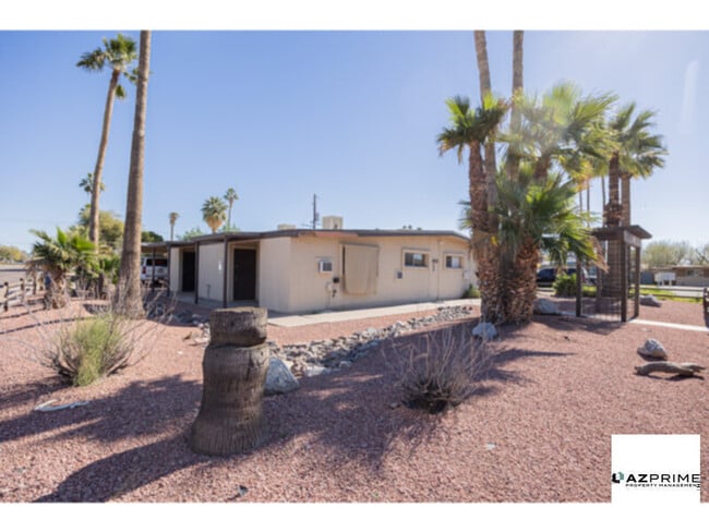 Building Photo - Chic and Inviting 1/1 Apartment Tucked Inside a Serene Tempe 4plex, Offering Style and Comfort.