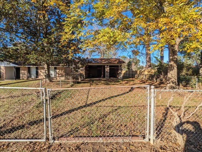 Fenced in Half lot attached and shed - 121 Joan St