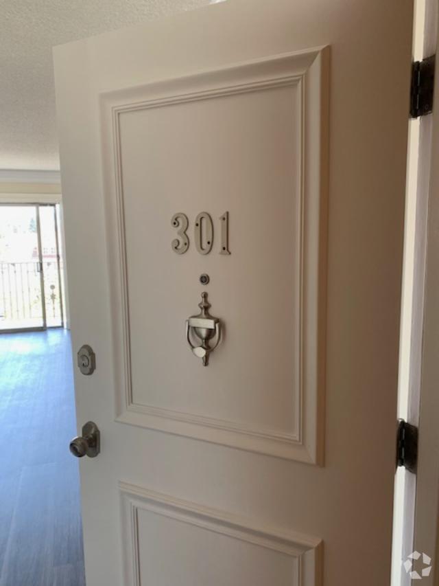 Building Photo - 1259 Ardmore N Ave Unit 207 Rental