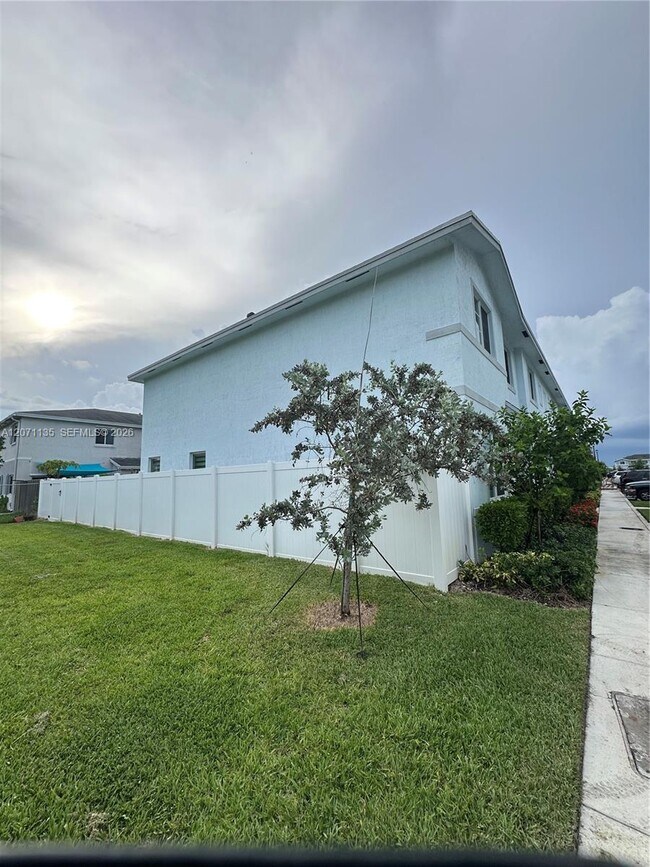 384 NW 11th St