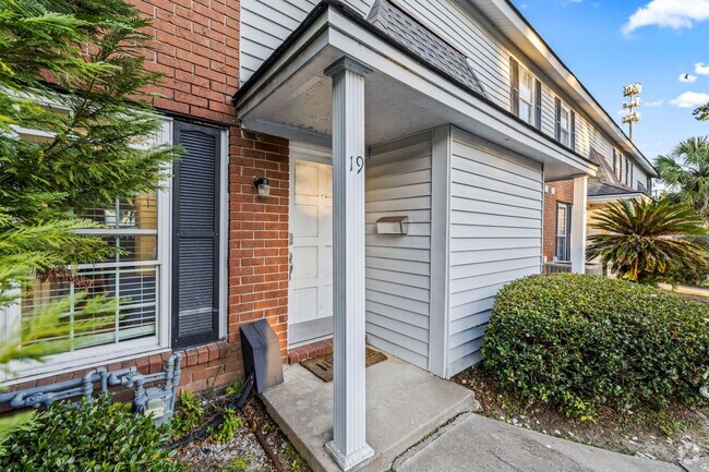 Building Photo - Lovely End Unit Townhome in Southside Sava...