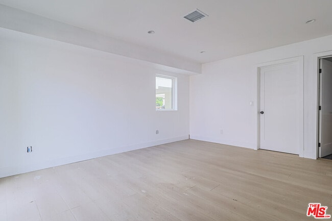 Photo - 11816 Gilmore St