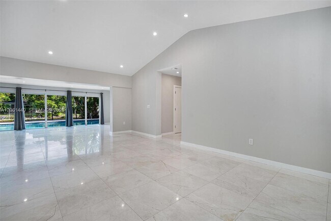 Photo - 739 Blue Rd