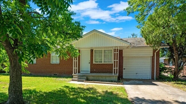 Building Photo - 3 bedroom / 2 bath just updated! Rental