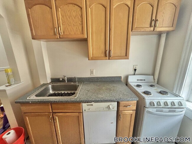 Building Photo - 352 Riverway