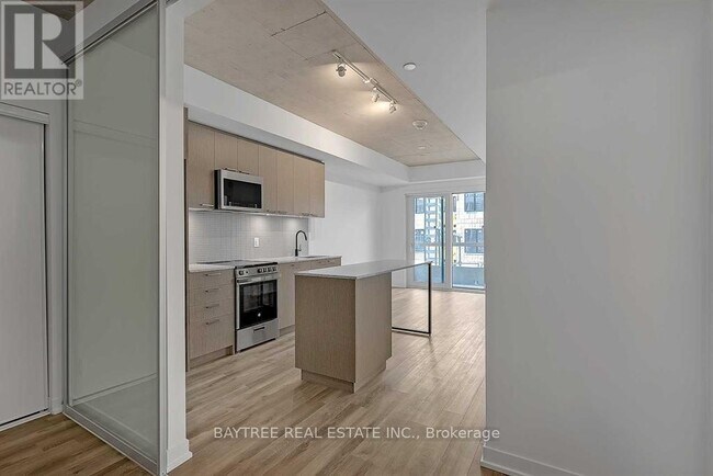 Photo - 1808 St Clair Ave W Unité 201