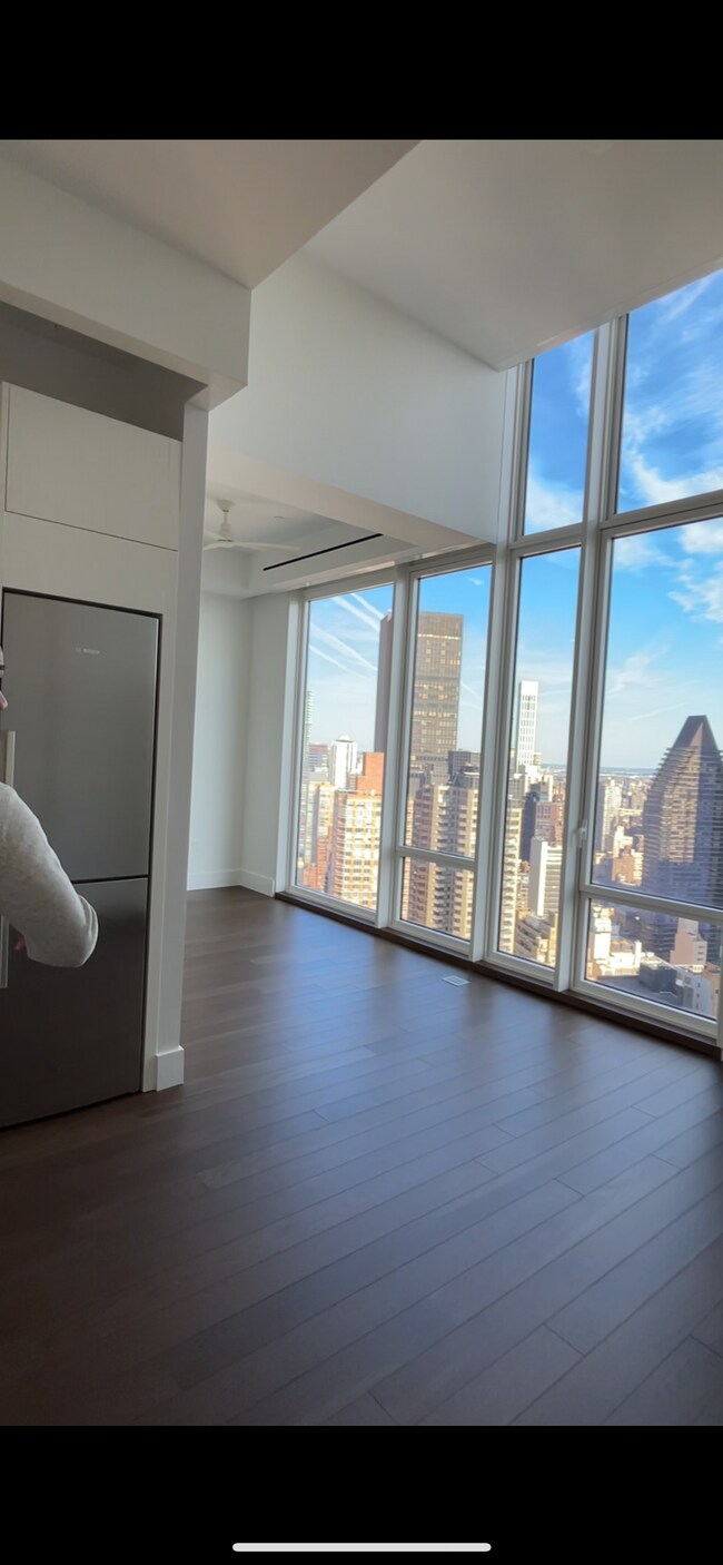 Photo - 210 E 44th St Unidad PHJ