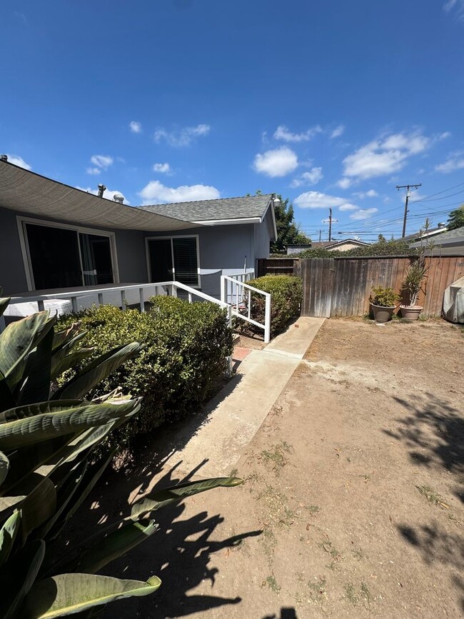 Building Photo - Spacious 3-Bed/2-bathroom – Bonus Rooms! Rental